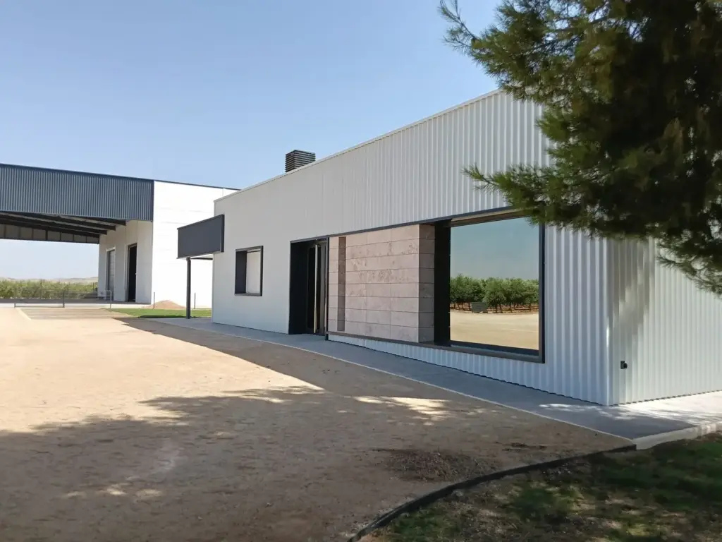 Entrada a la tienda de aceite de oliva virgen extra Pagos de Aherca junto a la nave de la finca
