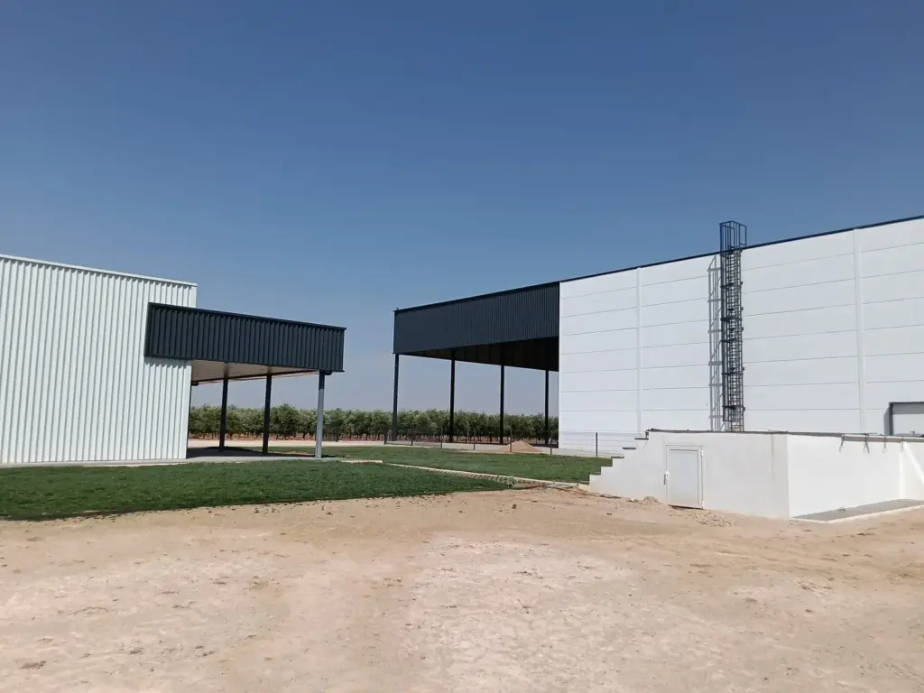 Instalaciones de Pagos de Aherca: nave, porche cubierto y olivar en la finca de Valdepeñas