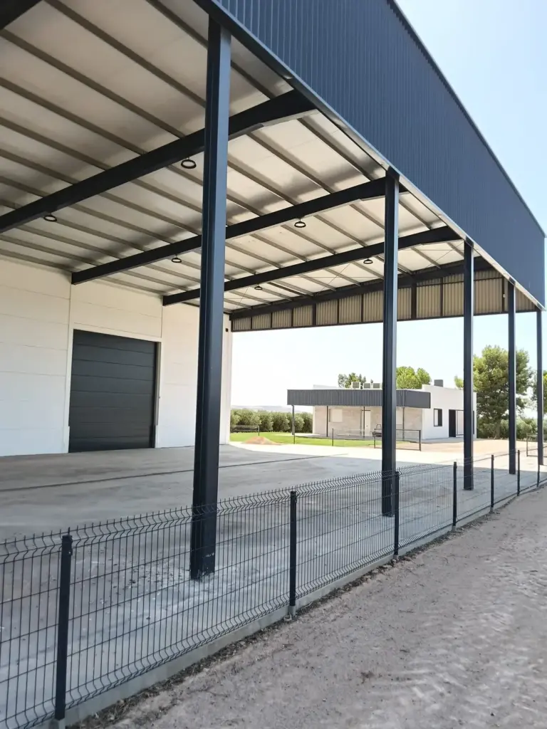 Porche cubierto de la nave de Pagos de Aherca con vistas a la sala de catas en Valdepeñas